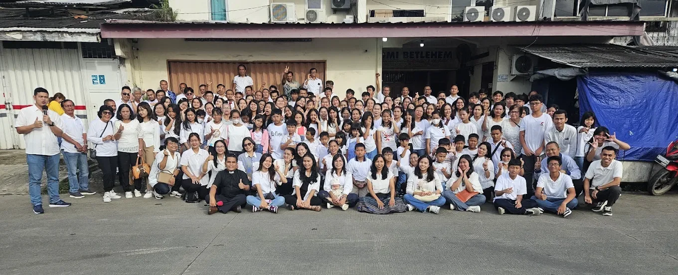 Jemaat GMI Betlehem berfoto bersama di depan gereja